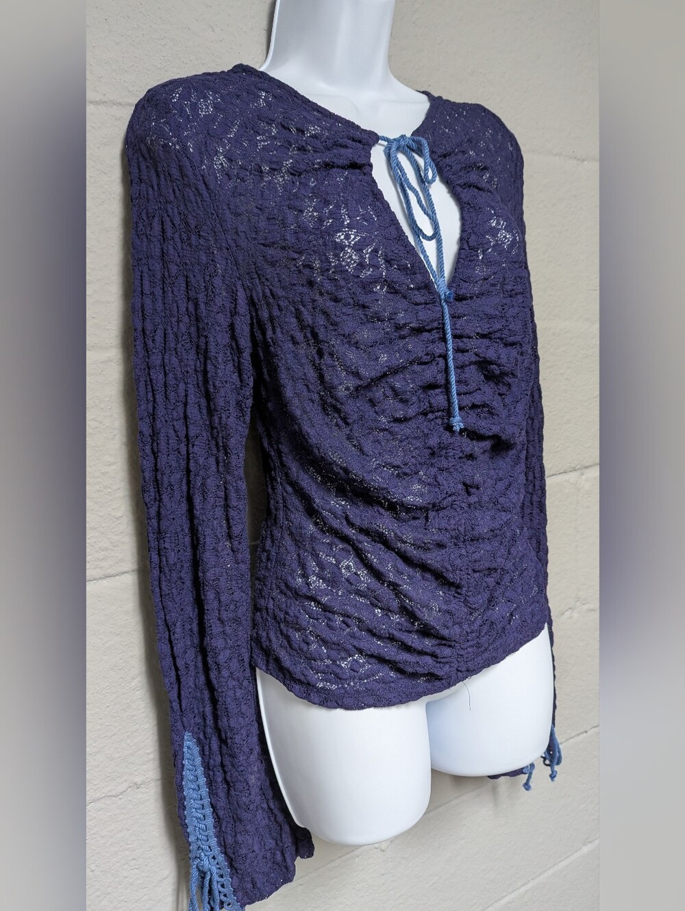 Free People Lace Top Size M Bell Sleeve Keyhole Neck - Picture 3 of 12